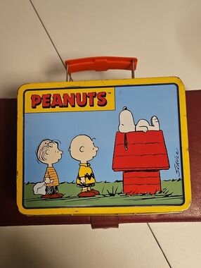 Peanuts Metal Lunchbox with Snoopy on Red Doghouse -vintage